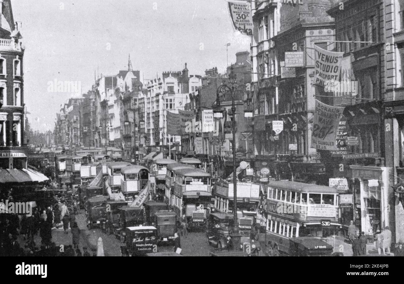 Oxford Street, Londra, c1940. Vista su Oxford Street. Nel 1930s Oxford Street era quasi completamente al dettaglio ed era una delle arterie più trafficate del centro di Londra. Foto Stock