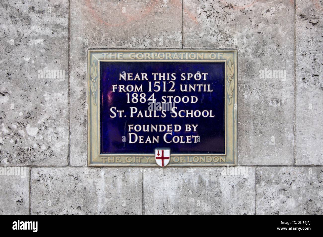Un primo piano di una targa storica che mostra la posizione della St Paul's School a Londra Foto Stock