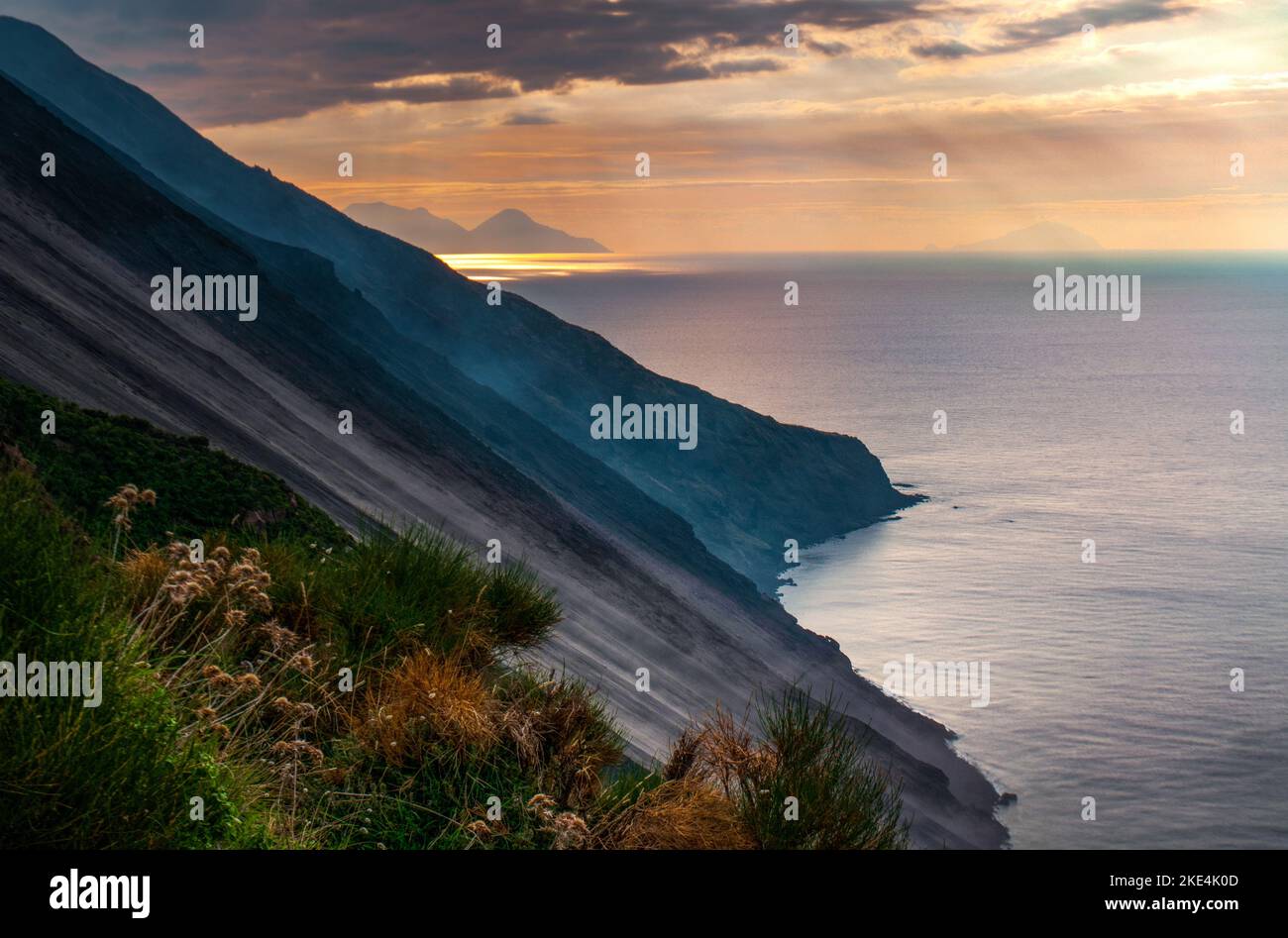 Tramonto sull'isola del vulcano Stromboli in Sicilia Foto Stock