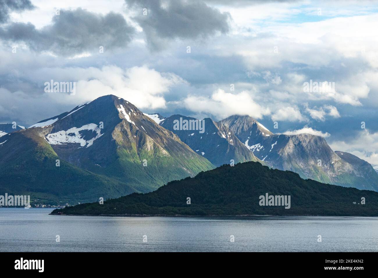 Crociera del fiordo con neve sulle montagne in Norvegia Foto Stock