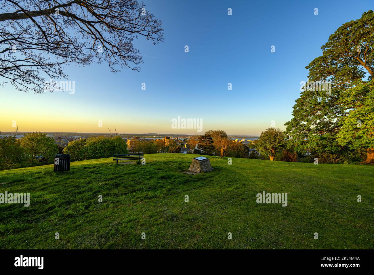 La vista che guarda a nord attraverso il fiume Tamigi verso Essex, dal mulino a vento Gravesend Kent al tramonto Foto Stock