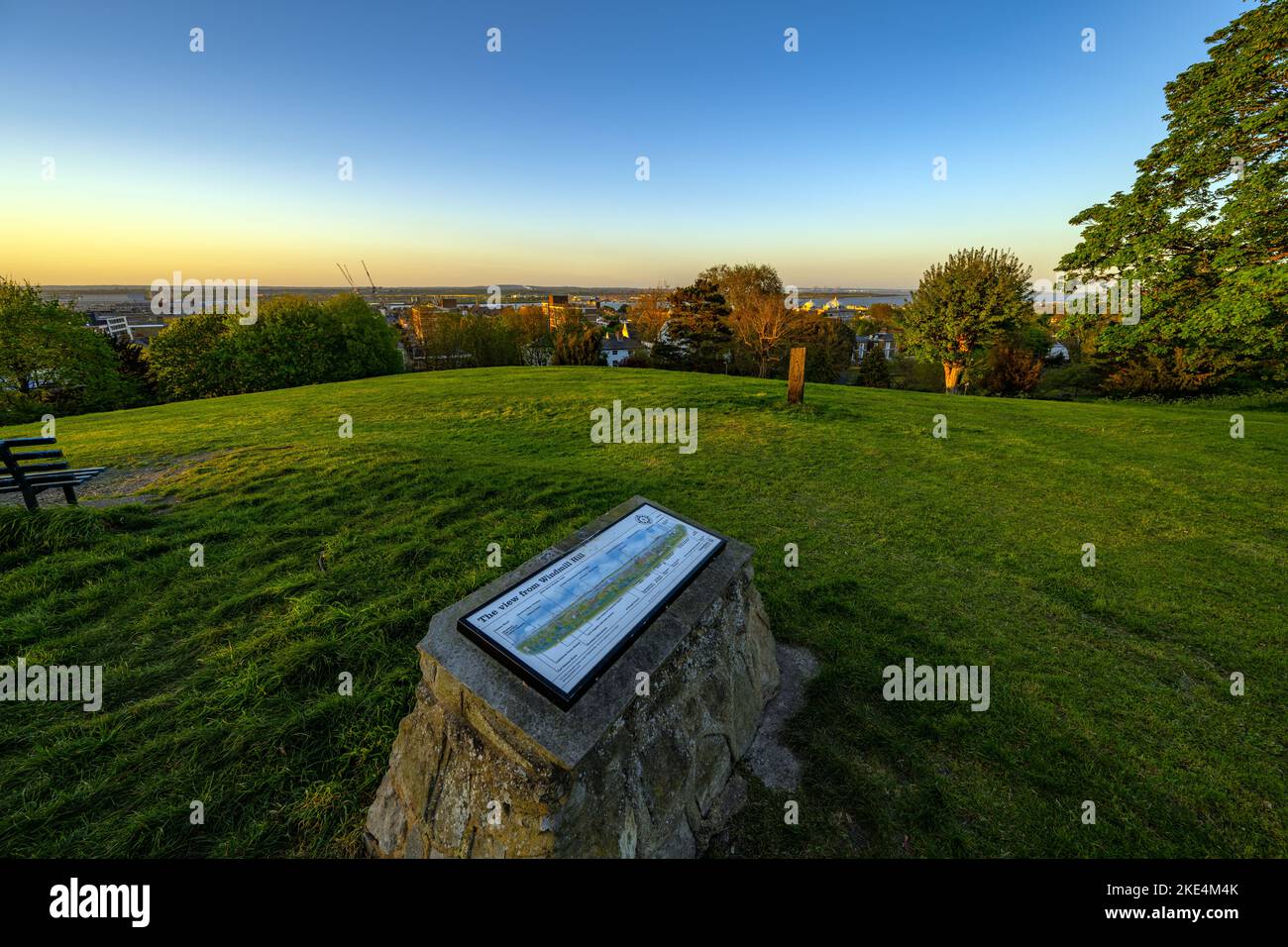 La vista che guarda a nord attraverso il fiume Tamigi verso Essex, dal mulino a vento Gravesend Kent al tramonto Foto Stock