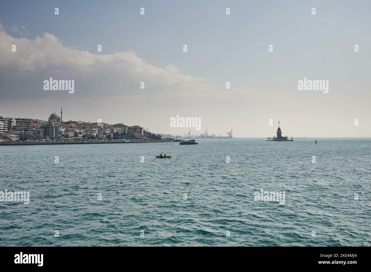 Barche in Bosforo e Istanbul sfondo con porto marittimo Foto Stock