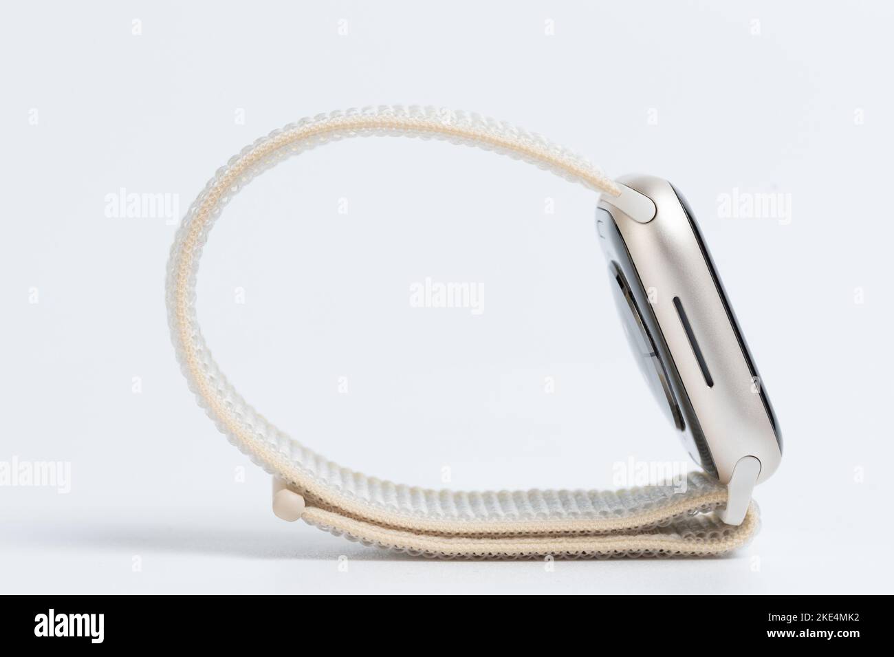 New york, USA - 8 novembre 2022: Vista laterale del nuovo Apple Watch 8 isolato su sfondo bianco studio Foto Stock