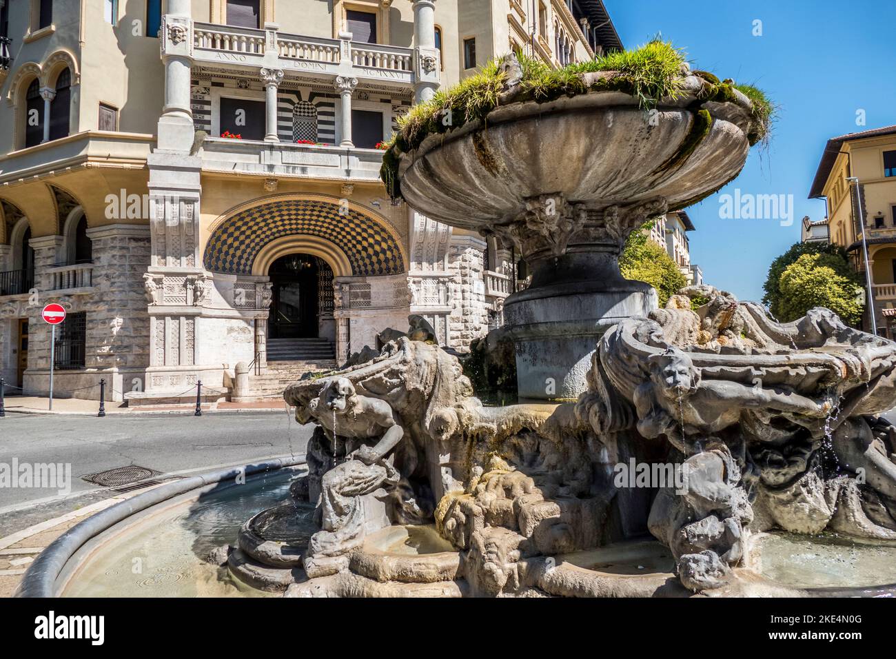 Roma, Italia - 04-12/2018: Le fontane delle rane nel quartiere Coppedè di Roma Foto Stock
