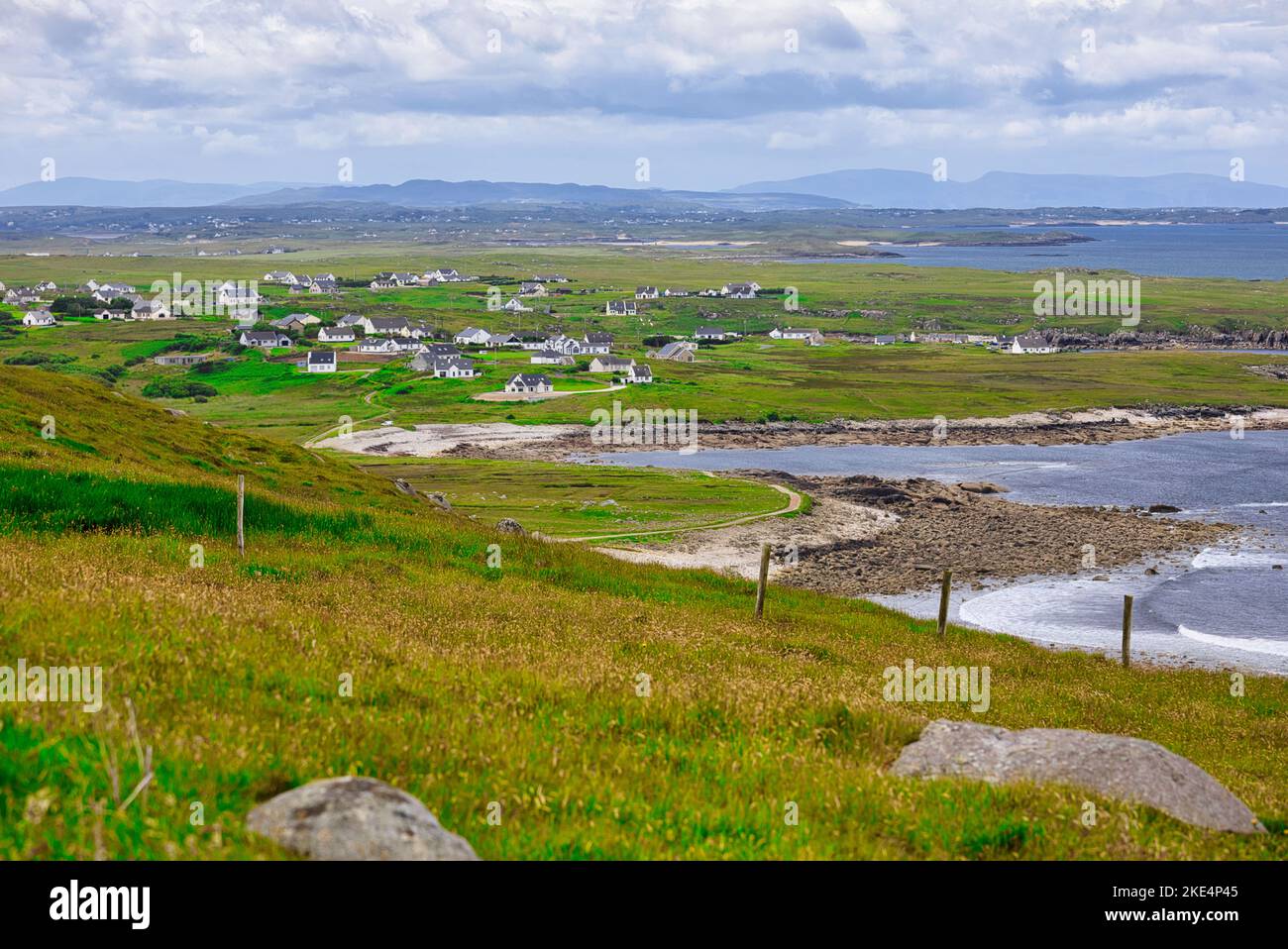 Comunità sparsa di case tra paesaggi costieri sulla costa occidentale dell'Irlanda, Contea di Donegal, Repubblica d'Irlanda Foto Stock
