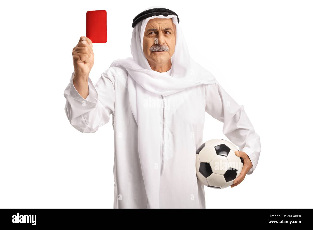 Argry aab uomo in abiti etnici in possesso di un calcio e mostrando un cartellino rosso isolato su sfondo bianco Foto Stock
