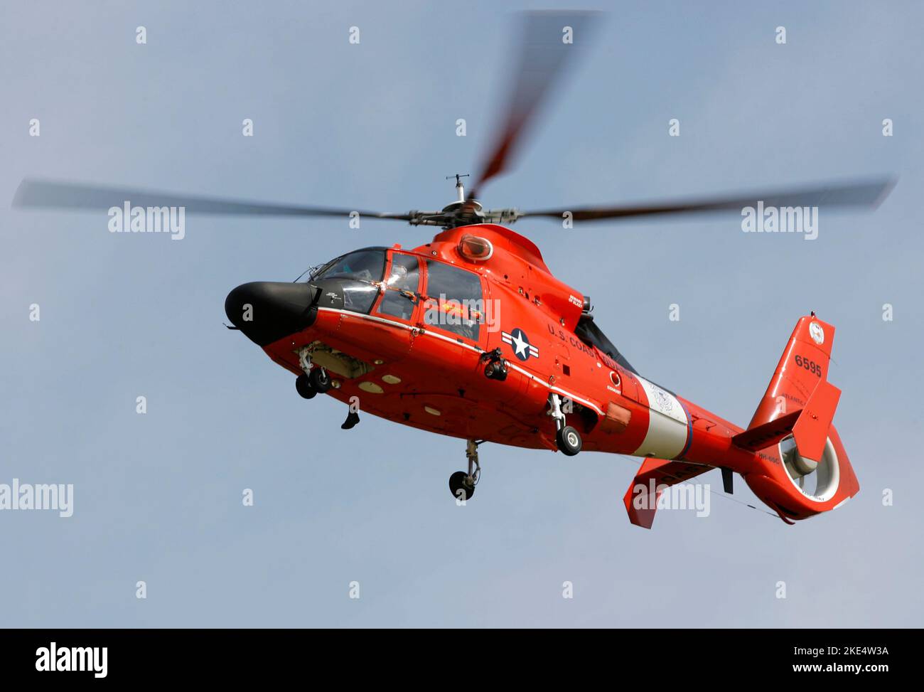 Una guardia costiera Eurocopter HH-65C vola sopra Bridgeton, NJ Foto Stock