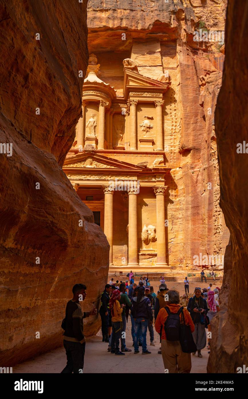 Il primo scorcio dell'edificio del tesoro alla fine di As Siq, Petra Jordan Foto Stock