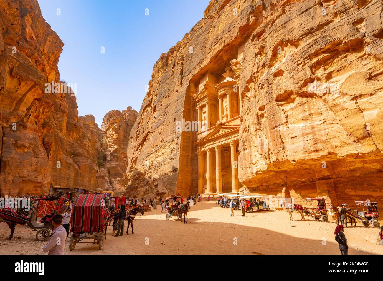 Turisti di fronte al palazzo del tesoro alla fine di AS Siq, Petra Jordan Foto Stock