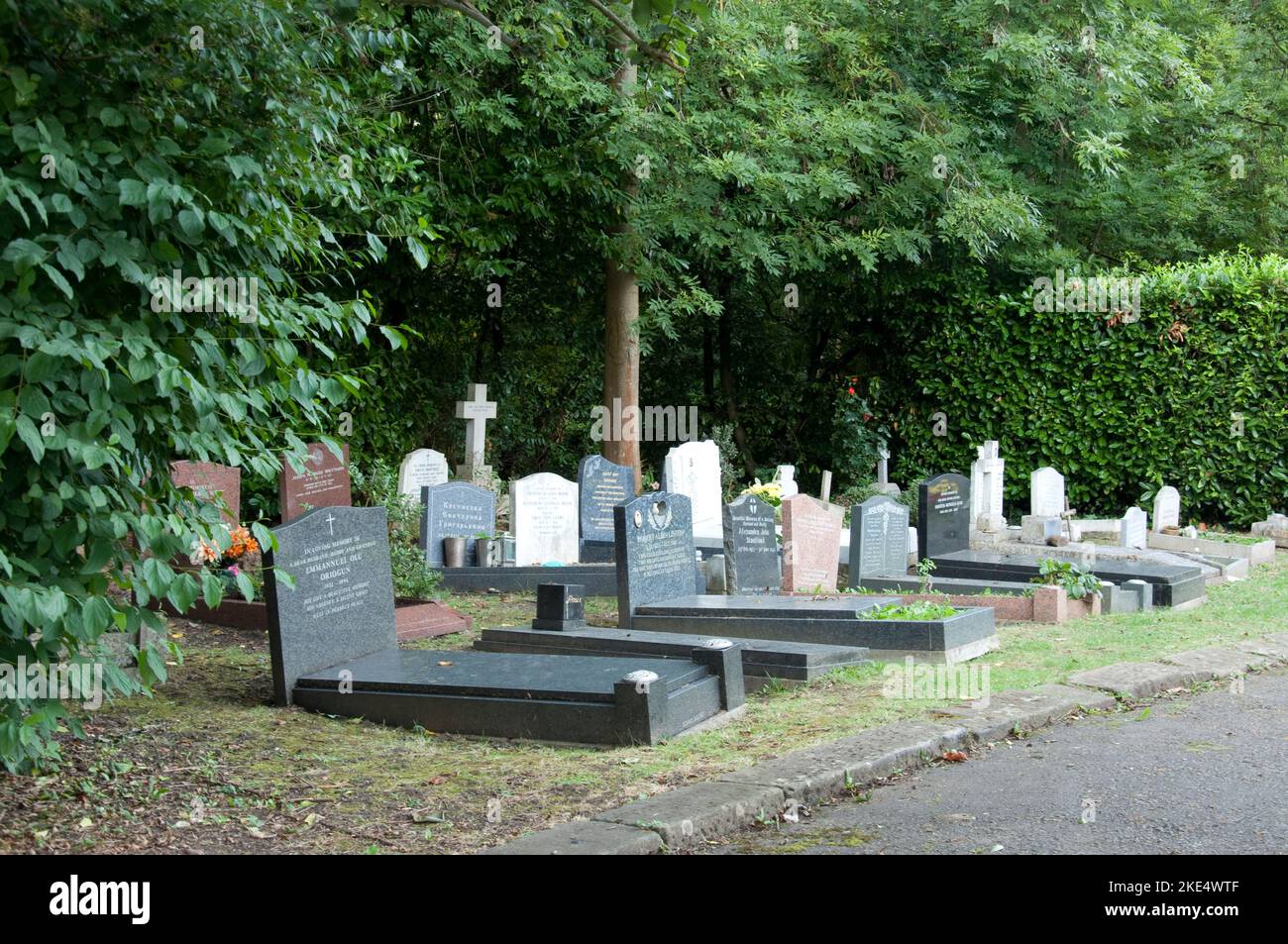 Tombstones, Highgate Cemetery, Highgate, Londra, Regno Unito. Aperto nel 1839 per aiutare ad affrontare il crescente bisogno di città di sepoltura in una Londra in rapida espansione, th Foto Stock