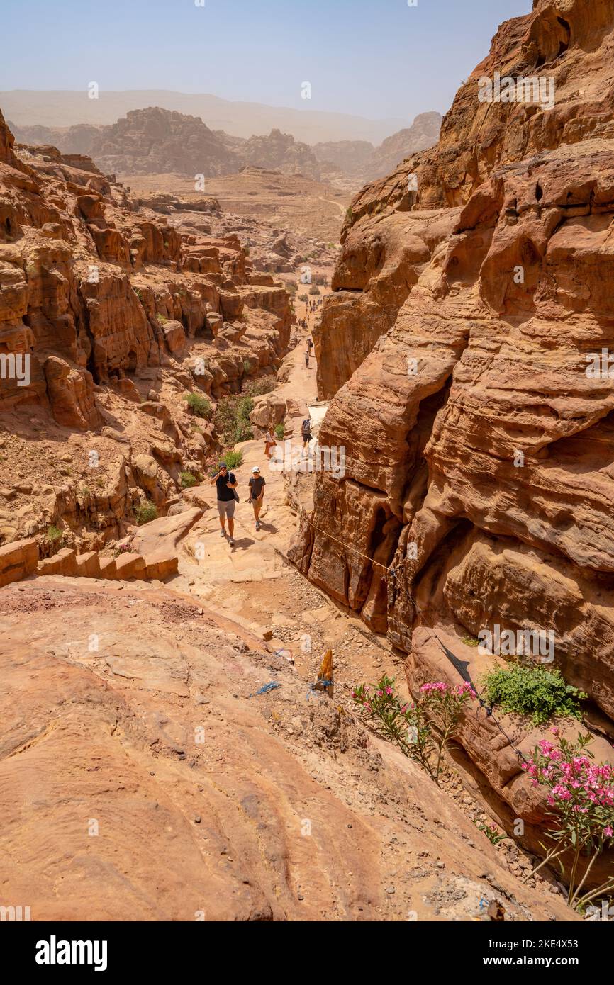 Guardando verso l'inizio del sentiero verso il Monastero di Petra Jordan Foto Stock