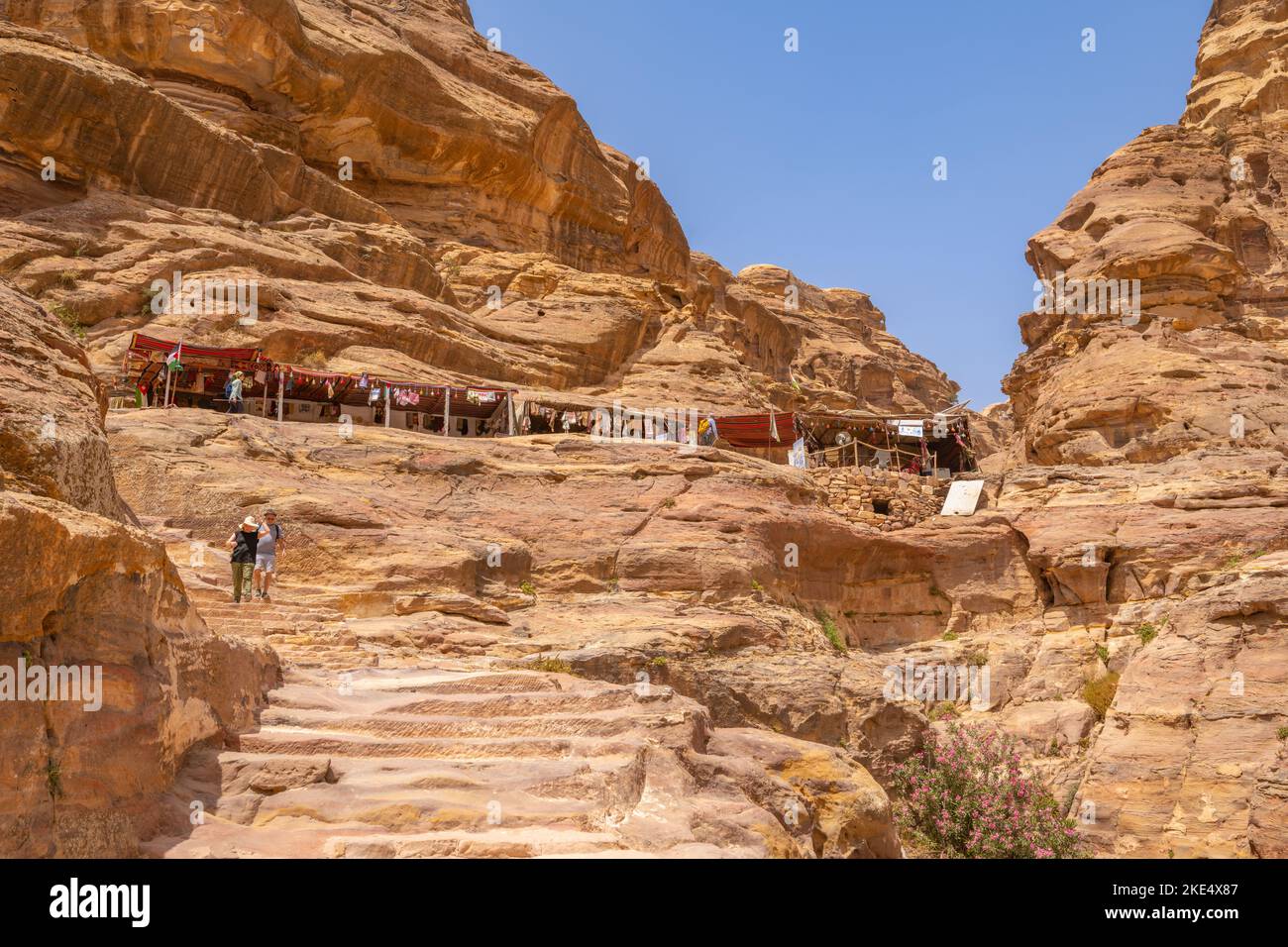 Guardando il sentiero per il monastero di Petra Jordan Foto Stock