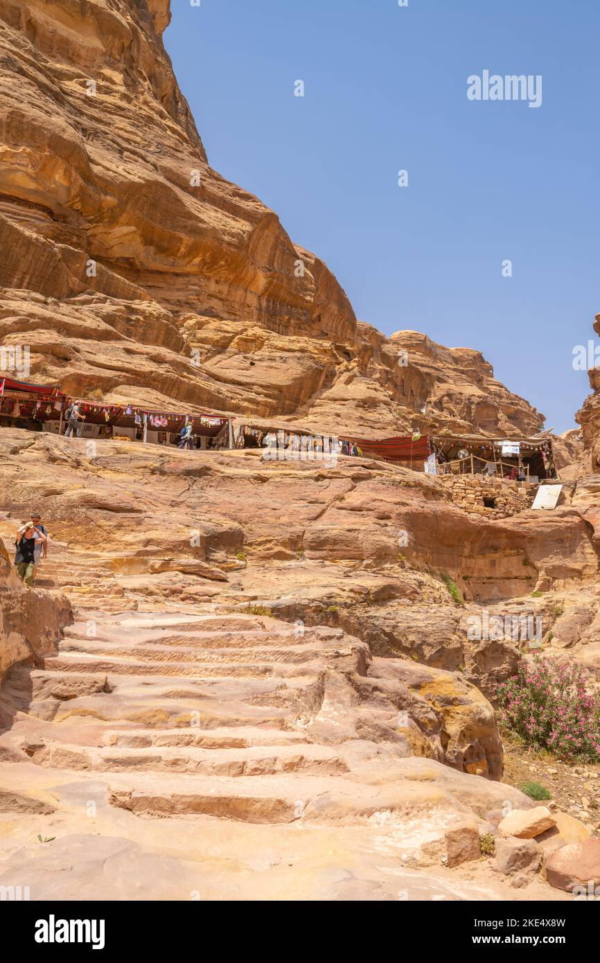 Guardando il sentiero per il monastero di Petra Jordan Foto Stock