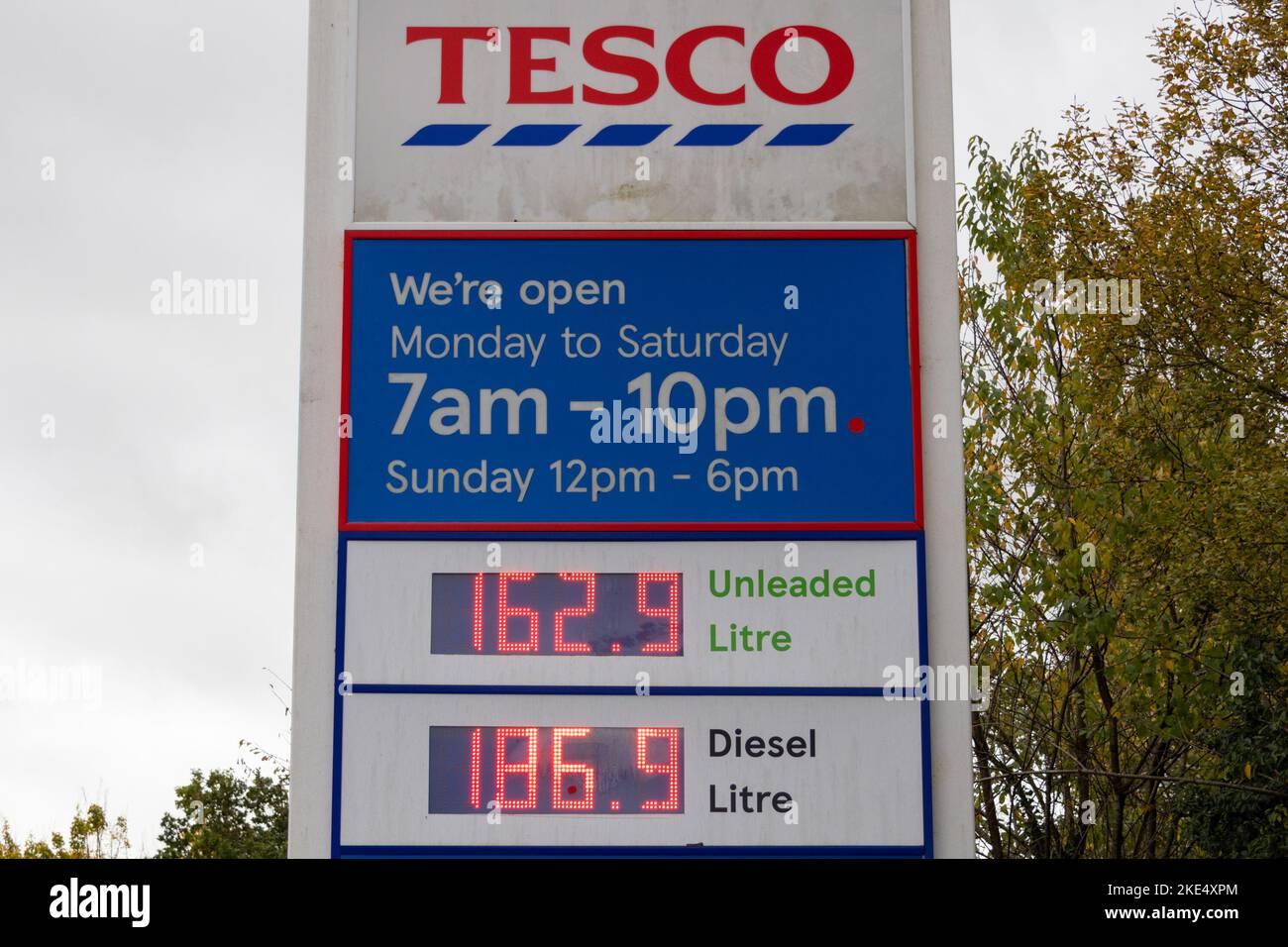 Ashford, Kent, Regno Unito. 10th Nov 2022. La discrepanza sul costo del carburante diesel e della benzina senza piombo continua con una differenza di prezzo di 24 pence in questa stazione di servizio Tesco. Photo Credit: Paul Lawrenson/Alamy Live News Foto Stock