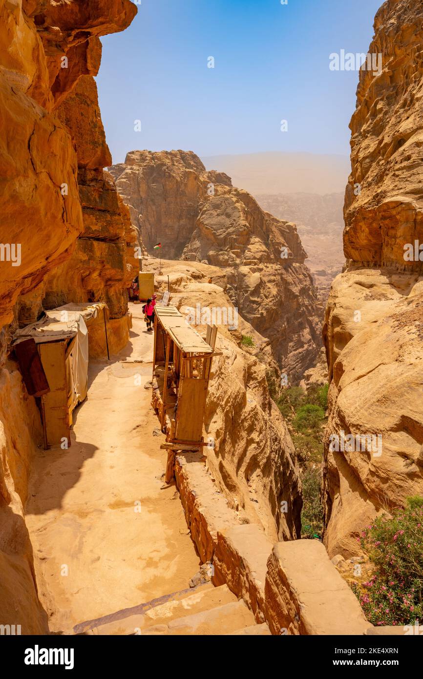 Guardando lungo il sentiero per il monastero di Petra Jordan Foto Stock