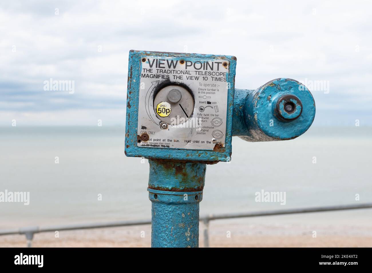 Punto di vista tradizionale telescopio turistico che indica il mare, Leysdown on Sea, Kent, Inghilterra, Regno Unito Foto Stock