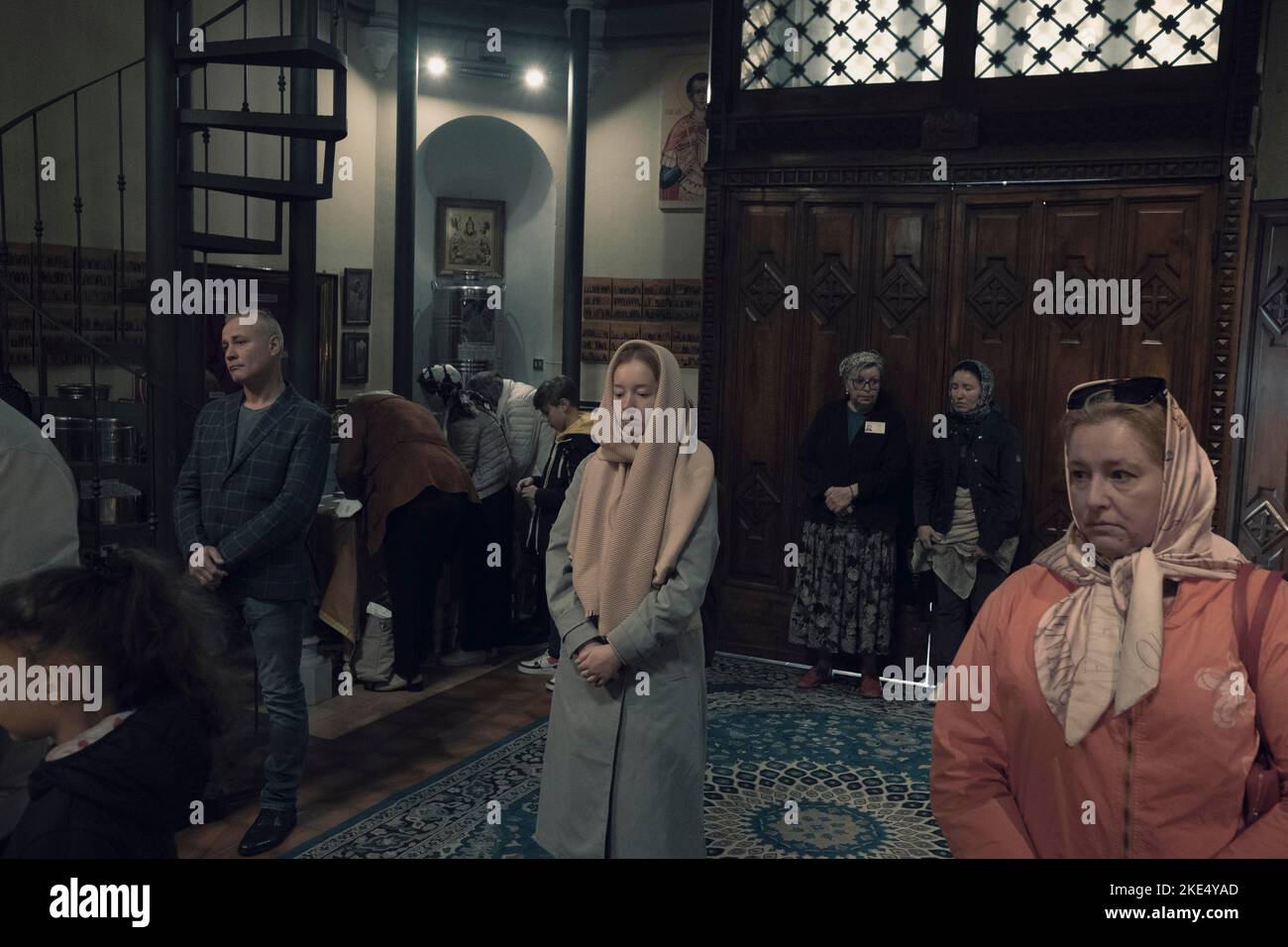 Torino, Italia. 30th Apr, 2022. Fedeli in preghiera nel nartece (vestibolo) della chiesa. Gli Slavi, come molti popoli antichi, avevano una tradizione di visitare le tombe dei familiari durante la primavera e di bandire insieme con loro. Dopo la loro conversione al cristianesimo, questa usanza si trasferì nella Chiesa Ortodossa Russa come festa di Radonitsa, il cui nome deriva dalla parola slava ''radost'', che significa ''gioia''. Può sembrare strano chiamare un memoriale per i defunti ''gioiosi'', ma la credenza cristiana che sta dietro questa gioia è il ricordo della risurrezione di Gesù Foto Stock