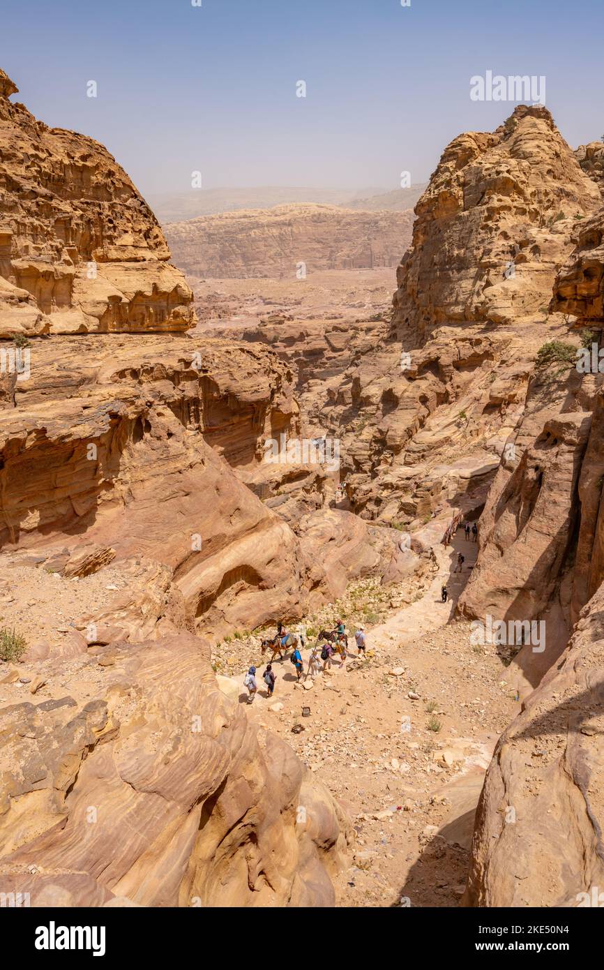 Guardando lungo il sentiero per il monastero di Petra Jordan Foto Stock