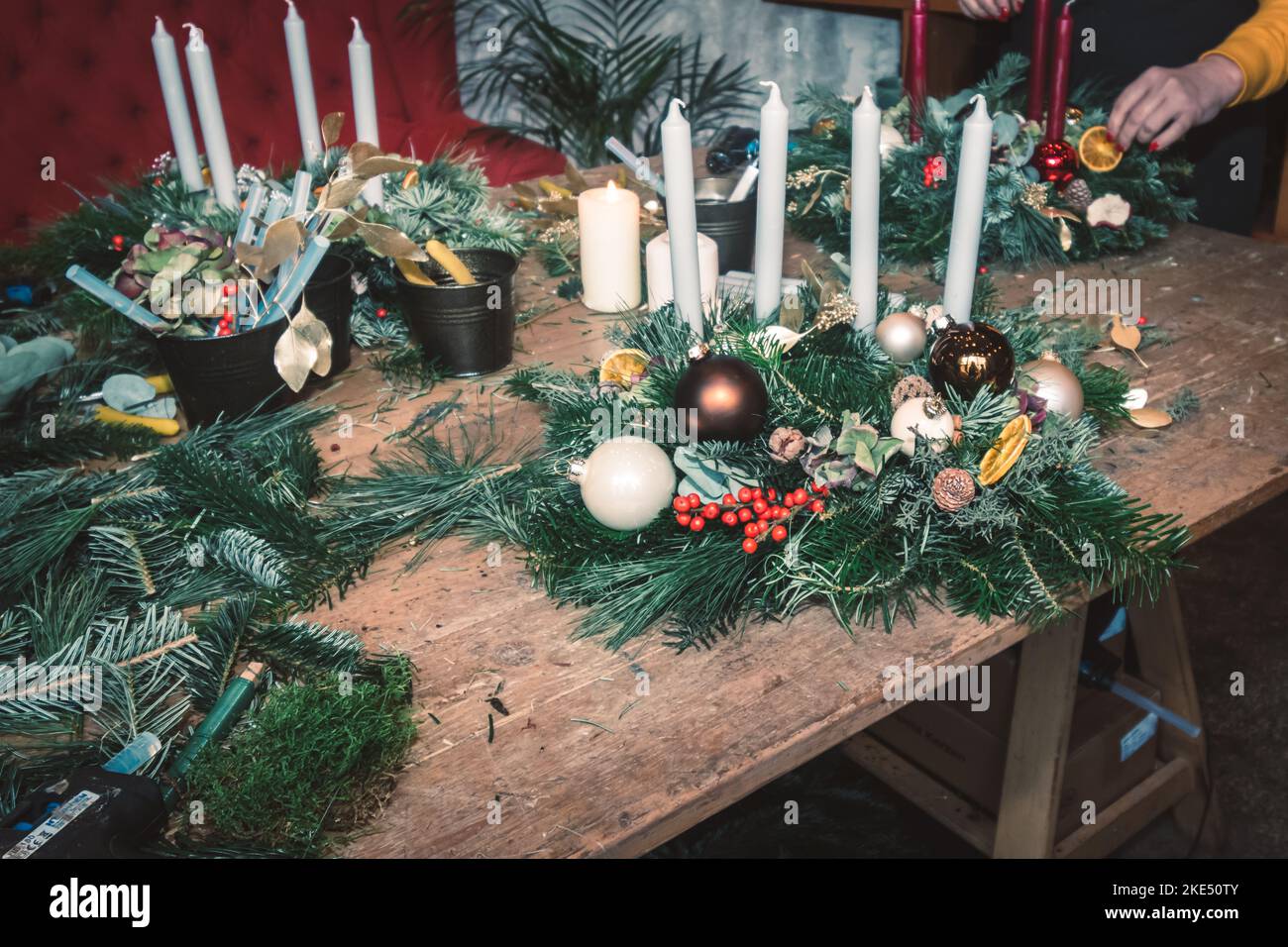 baubles di natale, candele e abete verde di pino preparato per fare il wreath naturale tradizionale di natale Foto Stock