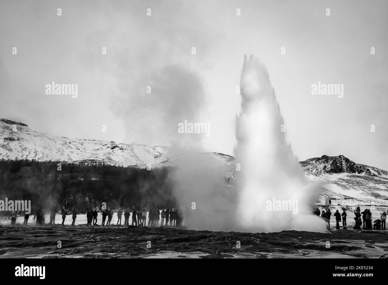 persone stancare caldo caldo caldo vapore di zolfo geysir Foto Stock