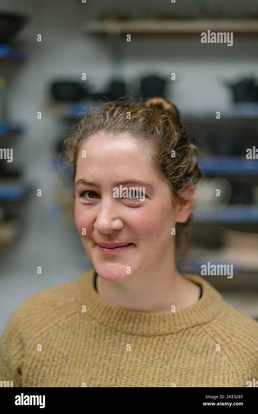 Foto di Jim Wileman - Pop Wilkinson e Jez Anderson, che fanno cooperativa ruota gettato pentole, nella foto nel loro studio, Welcombe, North Devon. Foto Stock