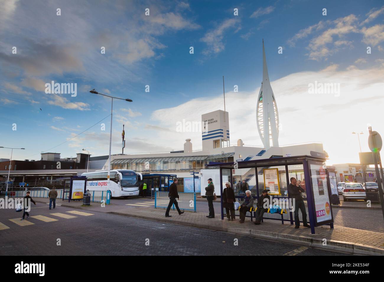 Passeggeri a Portsmouth Hard interchange stazione bus. Foto Stock