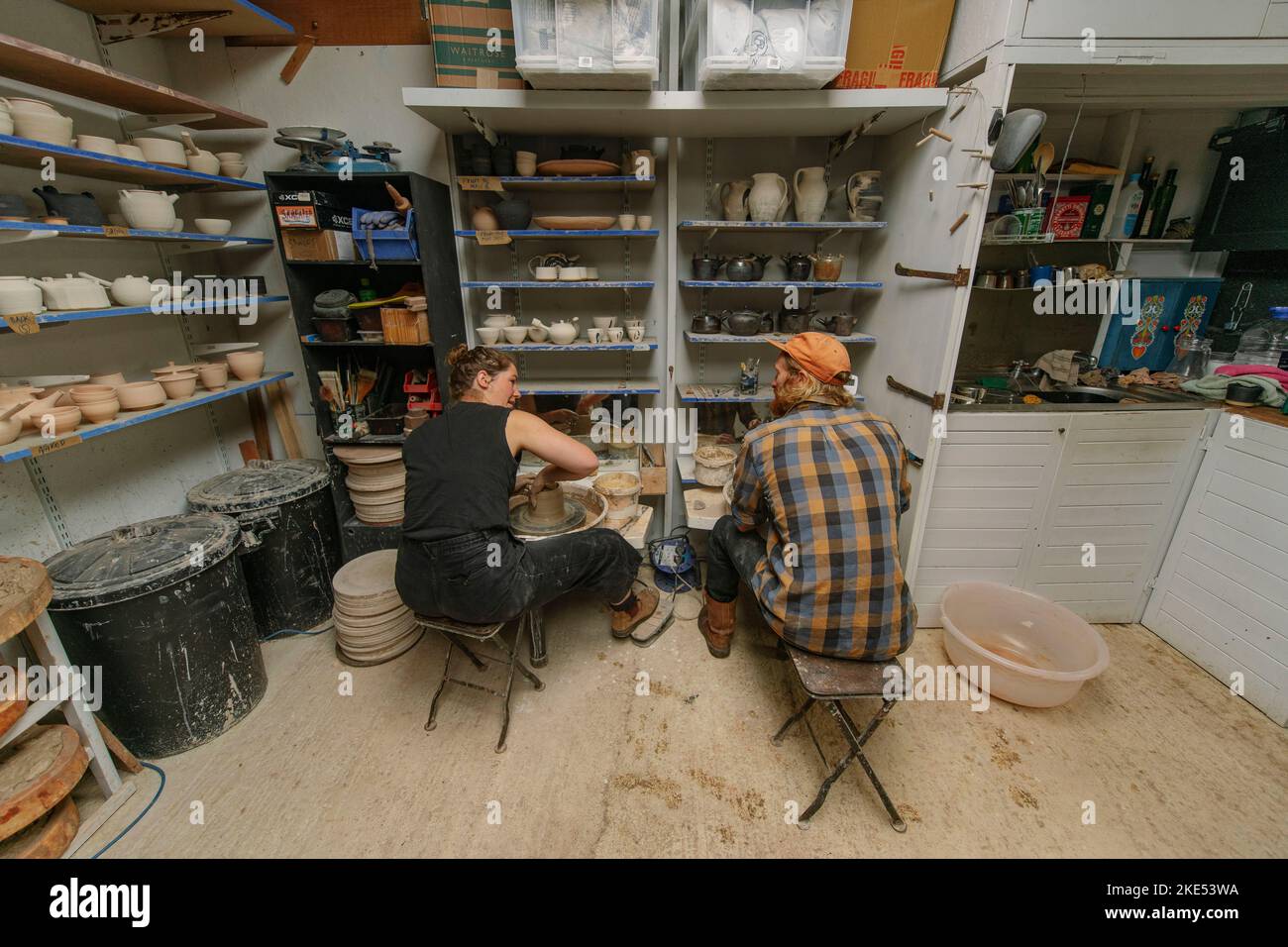 Foto di Jim Wileman - Pop Wilkinson e Jez Anderson, che fanno cooperativa ruota gettato pentole, nella foto nel loro studio, Welcombe, North Devon. Foto Stock