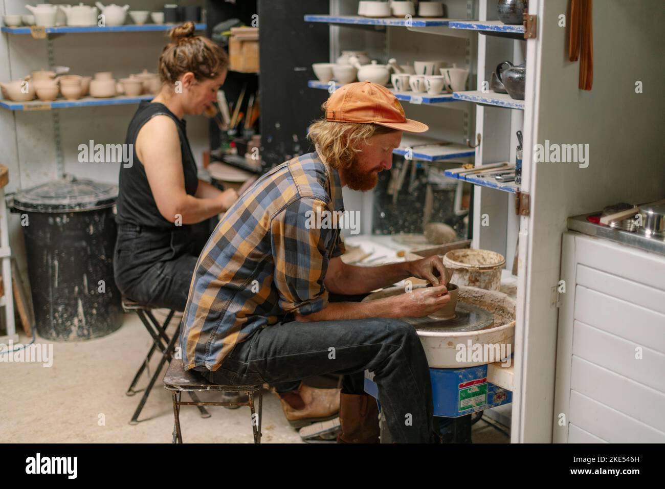 Foto di Jim Wileman - Pop Wilkinson e Jez Anderson, che fanno cooperativa ruota gettato pentole, nella foto nel loro studio, Welcombe, North Devon. Foto Stock