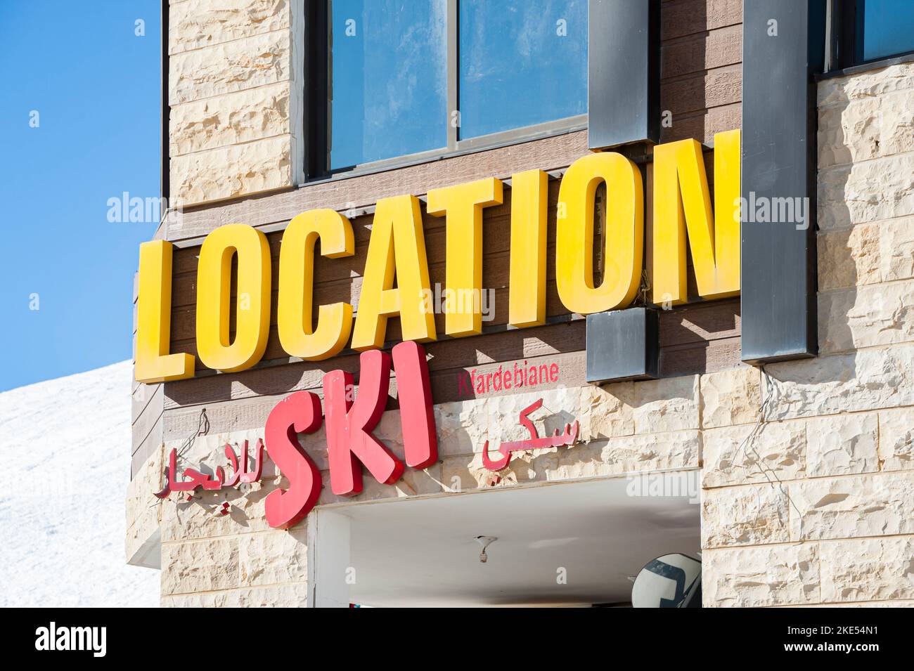 Noleggio sci Storefront segnaletica a Mzaar Kfardebian stazione sciistica in Libano Foto Stock