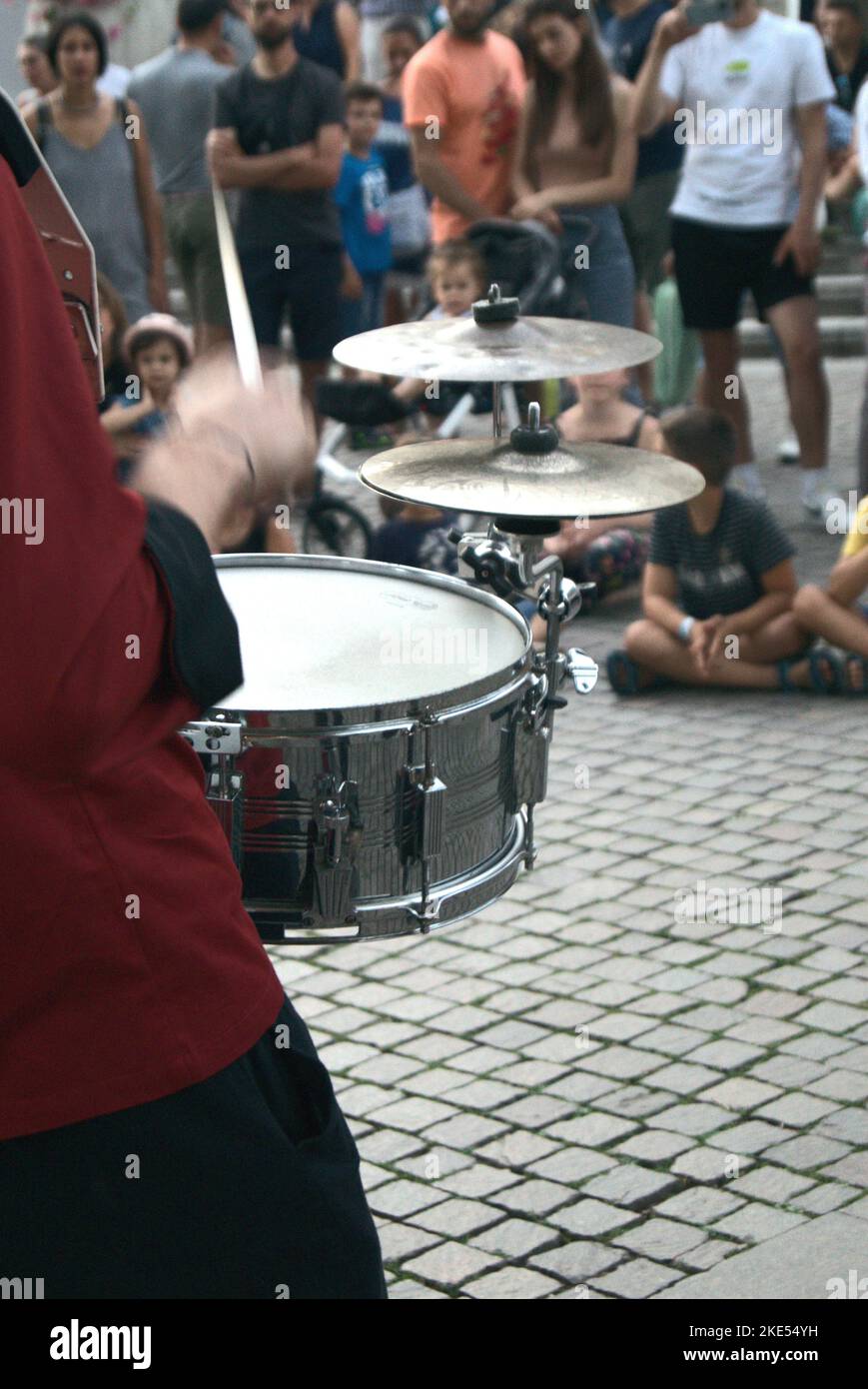 Un busker che suona un tamburo di serpente durante Asfaltart, un festival annuale di strada a Merano, Alto Adige, Italia Foto Stock