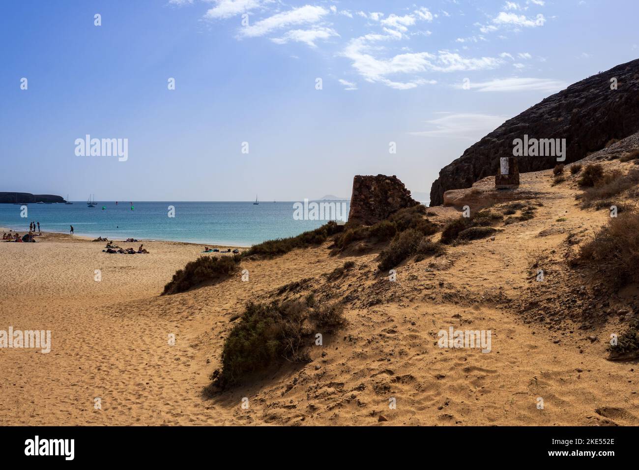Playa Mujeres spiaggia con Oceano Atlantico e circostante paesaggio arido sulla costa Papagayo di Playa Blanca, Lanzarote, Isole Canarie, Spagna. Foto Stock