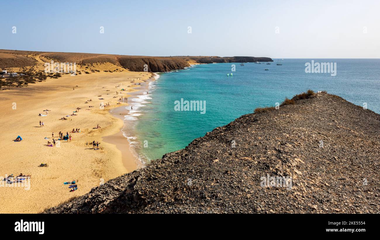 Vista dalla collina su Playa Mujeres, Playa Blanca, Yaiza, Lanzarote, Las Palmas, Isole Canarie, Spagna, Europa. Foto Stock