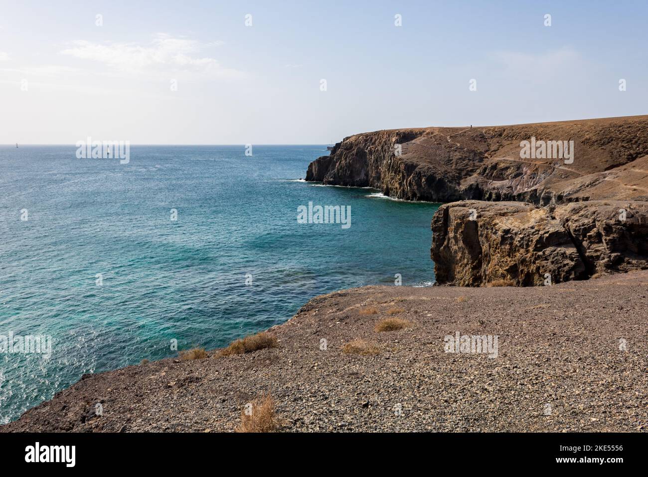 Vista panoramica delle scogliere sulla costa rocciosa vicino a Playa Mujeres, Playa Blanca, Yaiza, Lanzarote, Las Palmas, Isole Canarie, Spagna, Europa. Foto Stock