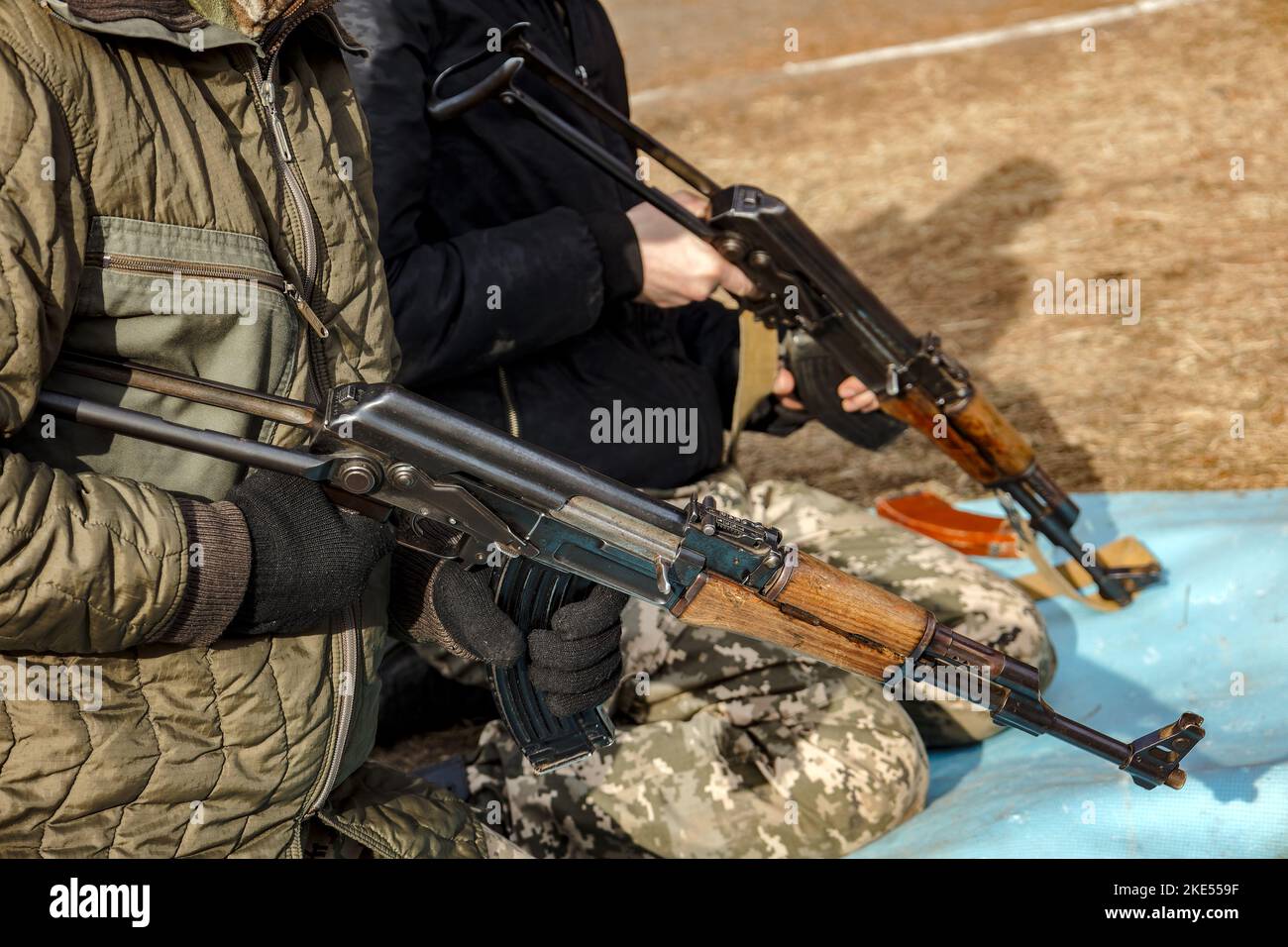L'uomo che tiene il fucile automatico Kalashnikov Foto Stock