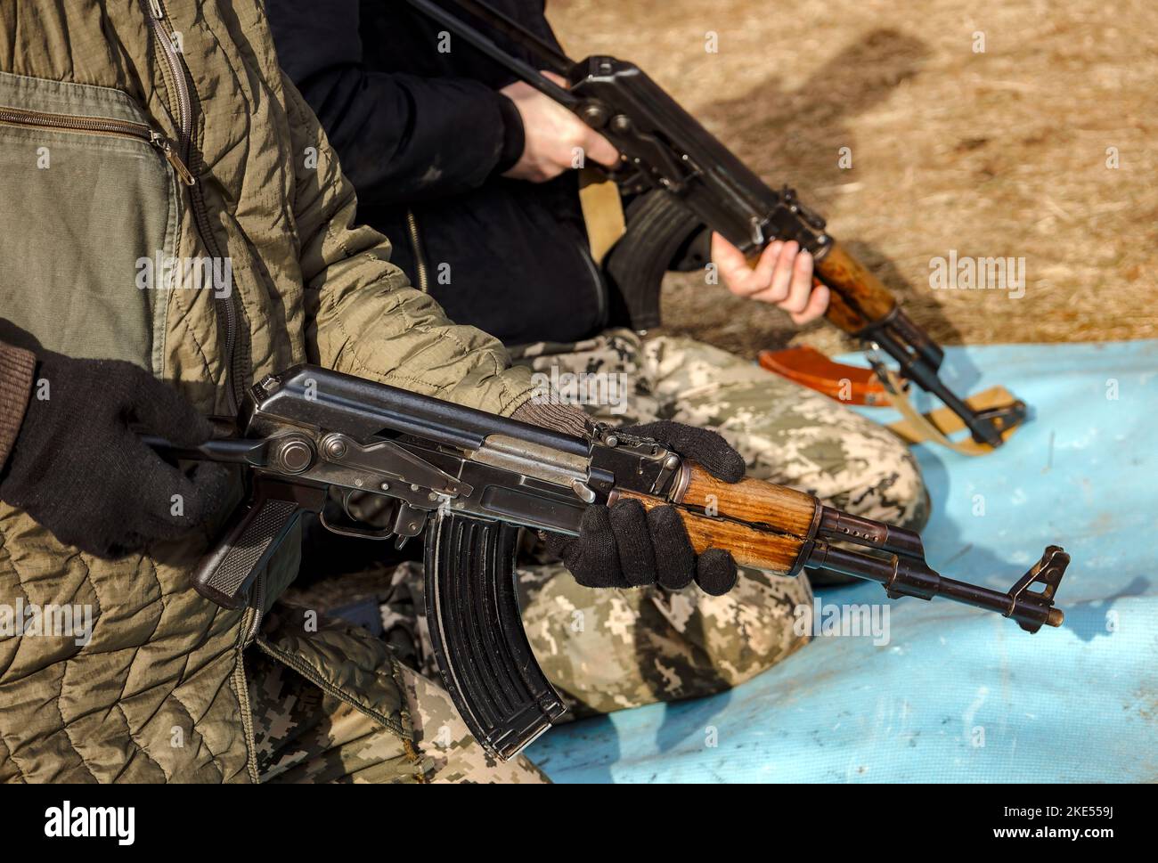 L'uomo che tiene il fucile automatico Kalashnikov Foto Stock