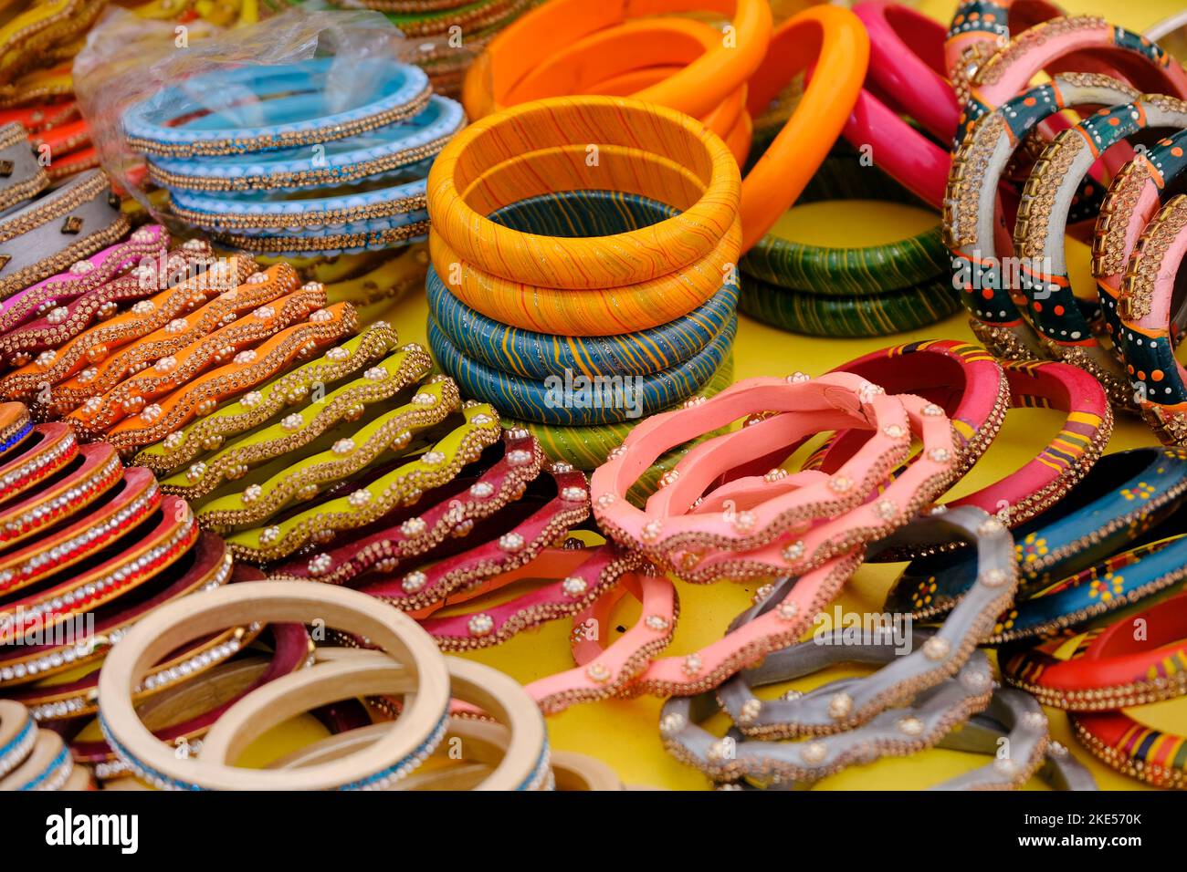 Colorato Bangles mostra in negozio per le donne, Bangles metallo disposti sul ripiano per la vendita, serie di bracciali. Messa a fuoco selettiva. Foto Stock
