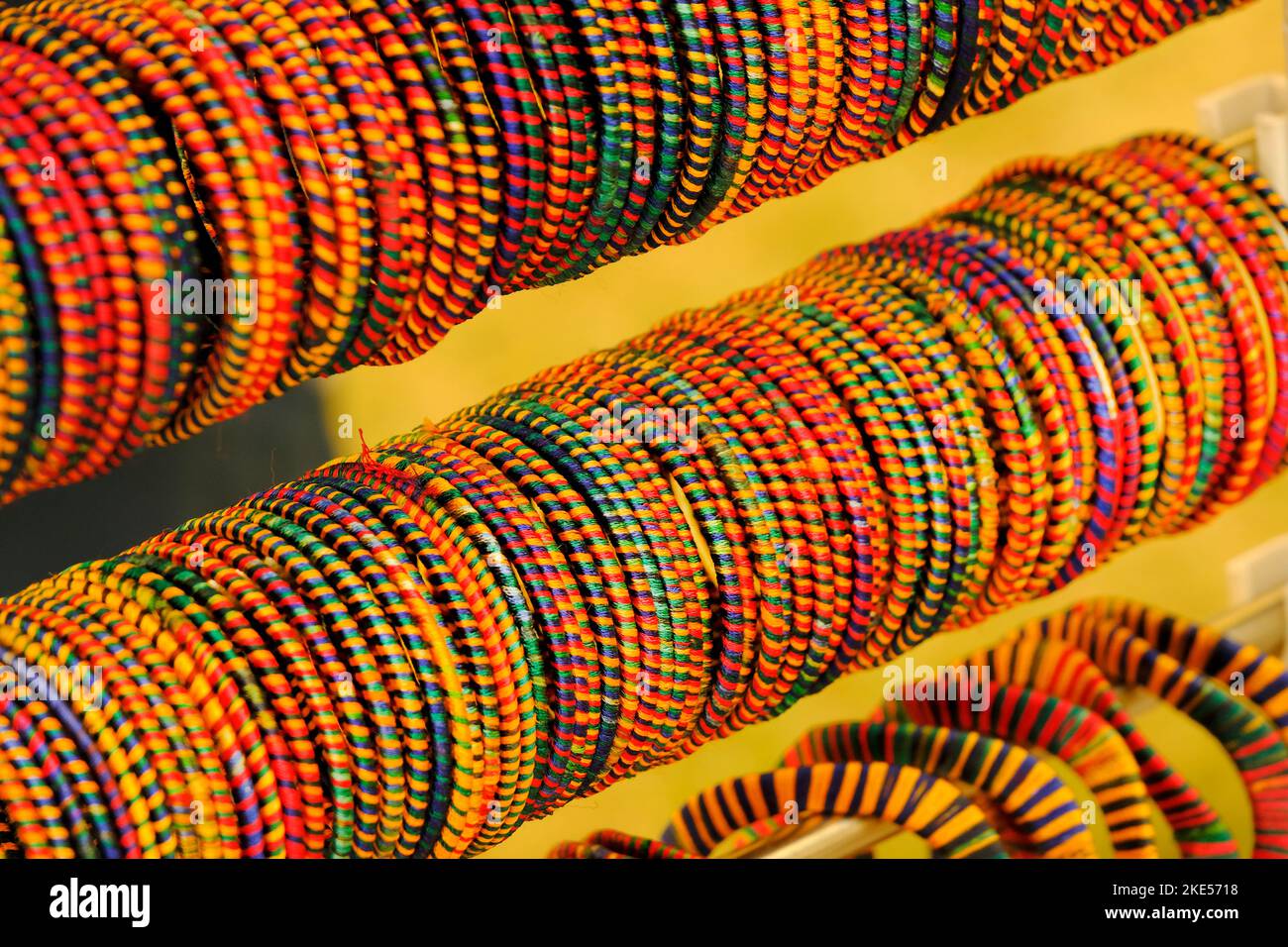 Colorato Bangles mostra in negozio per le donne, Bangles metallo disposti sul ripiano per la vendita, serie di bracciali. Messa a fuoco selettiva. Foto Stock
