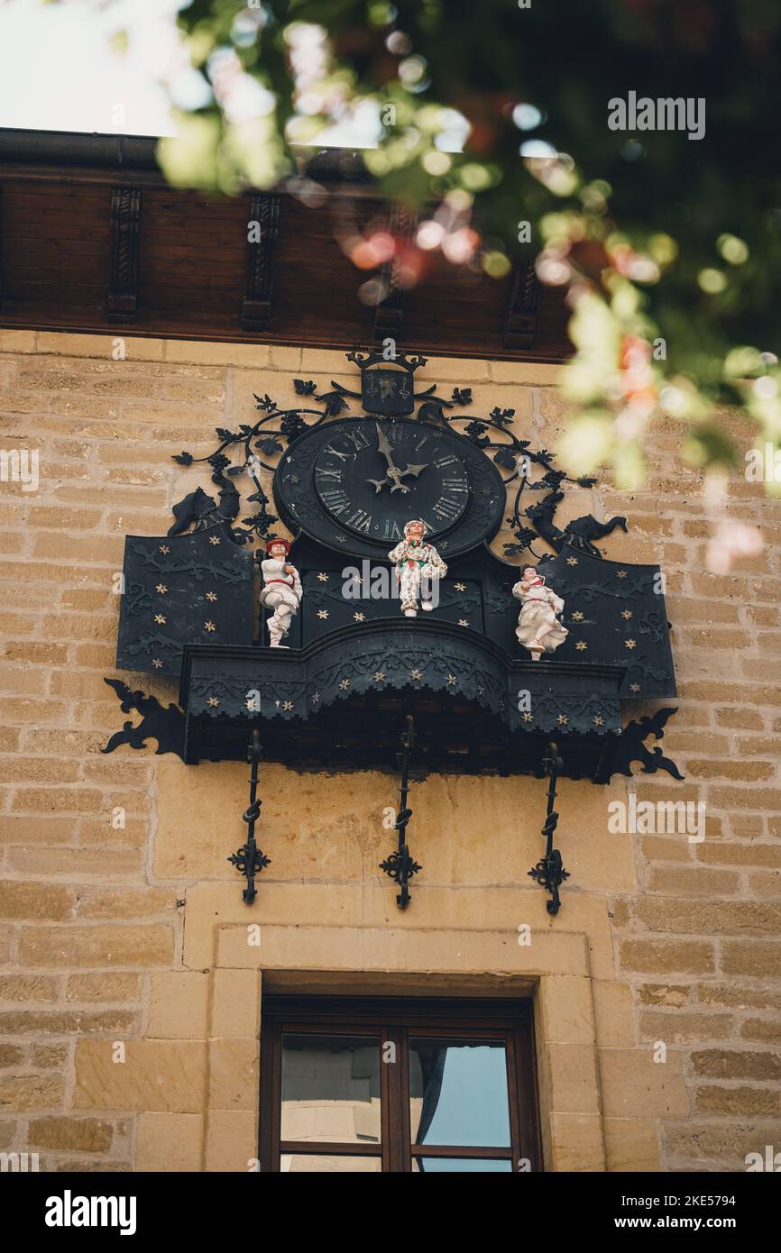 Uno scatto verticale del suono dell'orologio sul municipio di Laguardia,  Alava, Spagna Foto stock - Alamy
