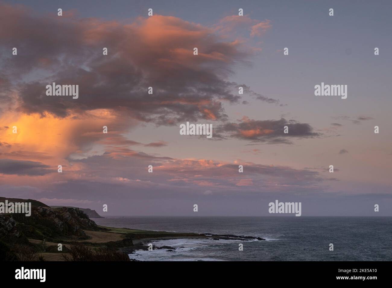 Caldo cielo rosso al tramonto a Prawle Point, South Devon Foto Stock
