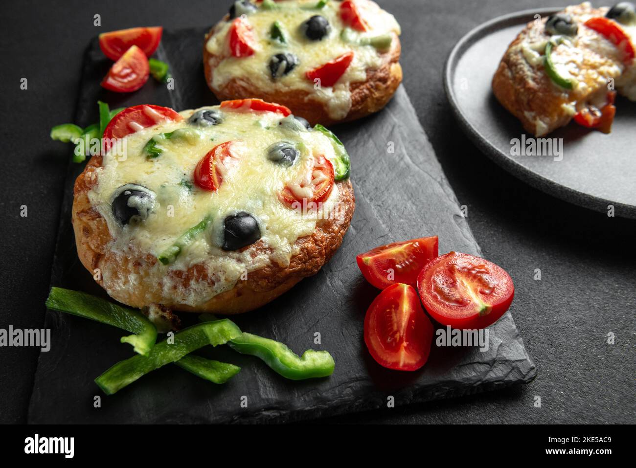 Pizza da colazione. Due pizze fatte in casa per tutta la famiglia. Pizza vegetariana. Foto Stock