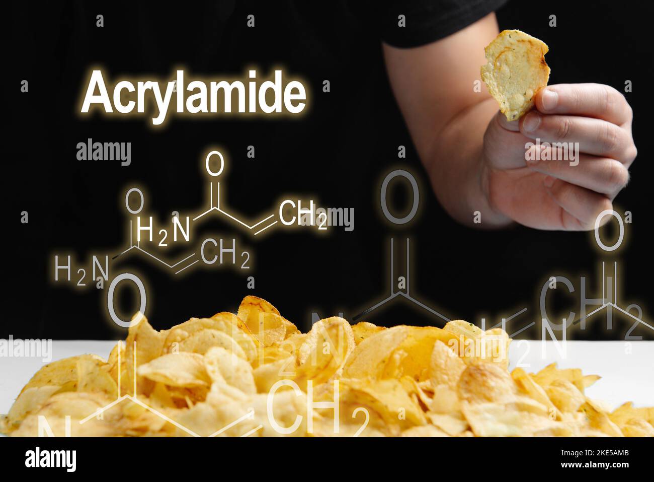 L'uomo mangia cibi fritti, patatine alte in acrilamide. Formula di acrilammide su sfondo nero Foto Stock