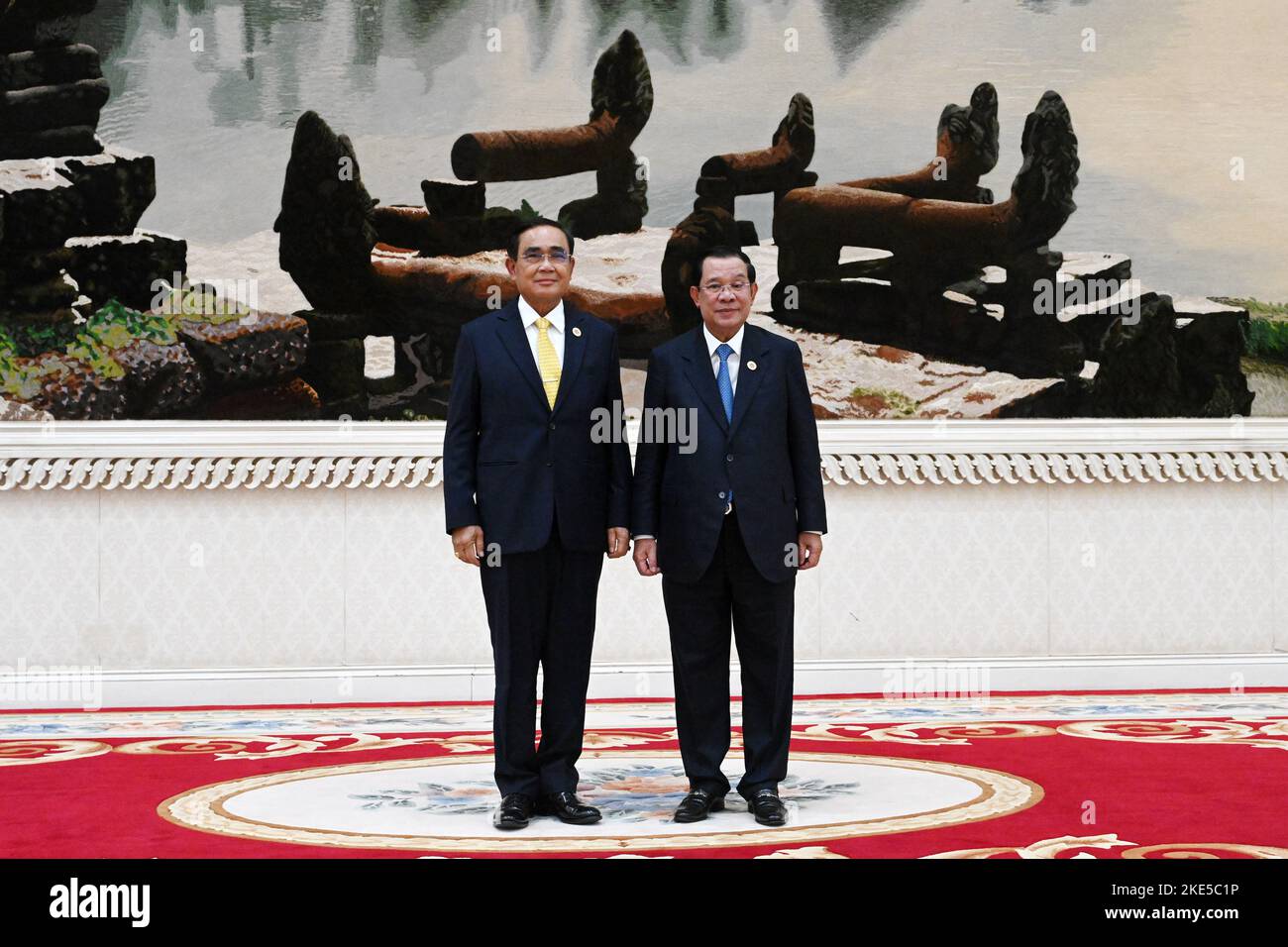 Phnom Penh, Cambogia. 10th Nov 2022. Il primo ministro cambogiano Samdech Techo Hun Sen (R) incontra il primo ministro tailandese Prayut Chan-o-cha in visita a margine dei vertici ASEAN del 40th e 41st e dei vertici correlati a Phnom Penh, Cambogia, 10 novembre 2022. Credit: Ly Lay/Xinhua/Alamy Live News Foto Stock