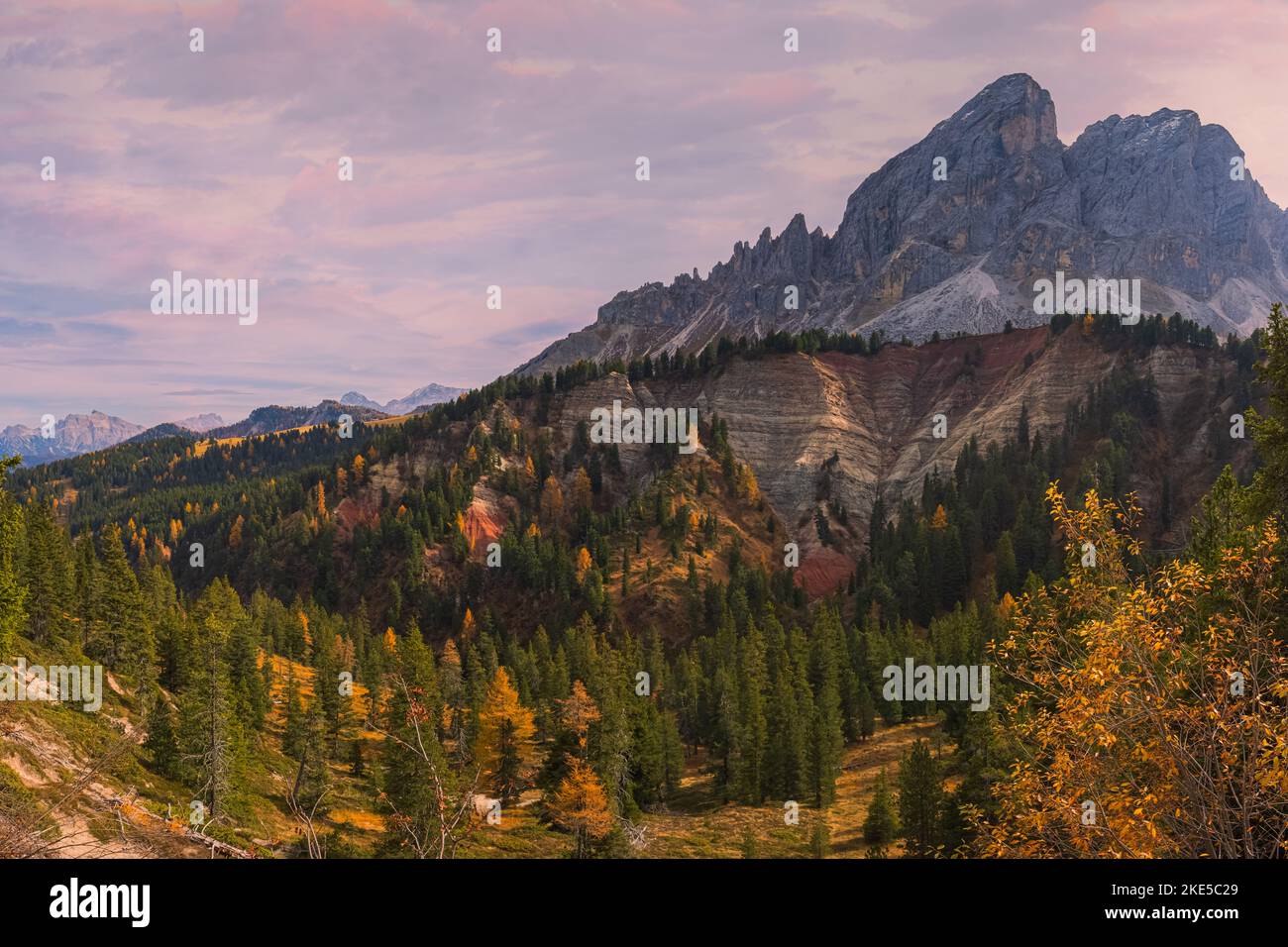 A 2000 metri di altitudine, la vista sul Passo delle Erbe, Würzjoch circondato da boschi e da lussureggianti colori autunnali, è mozzafiato. Il pa Foto Stock