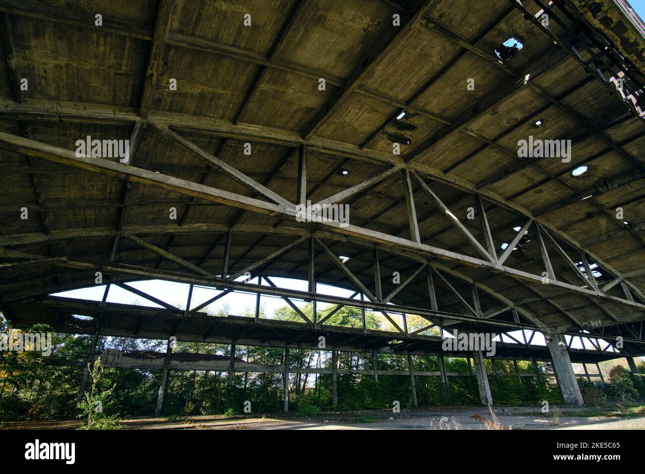 Strutture metalliche Hangar aerei tedeschi, campo aereo militare abbandonato Notif su spit Baltico Foto Stock