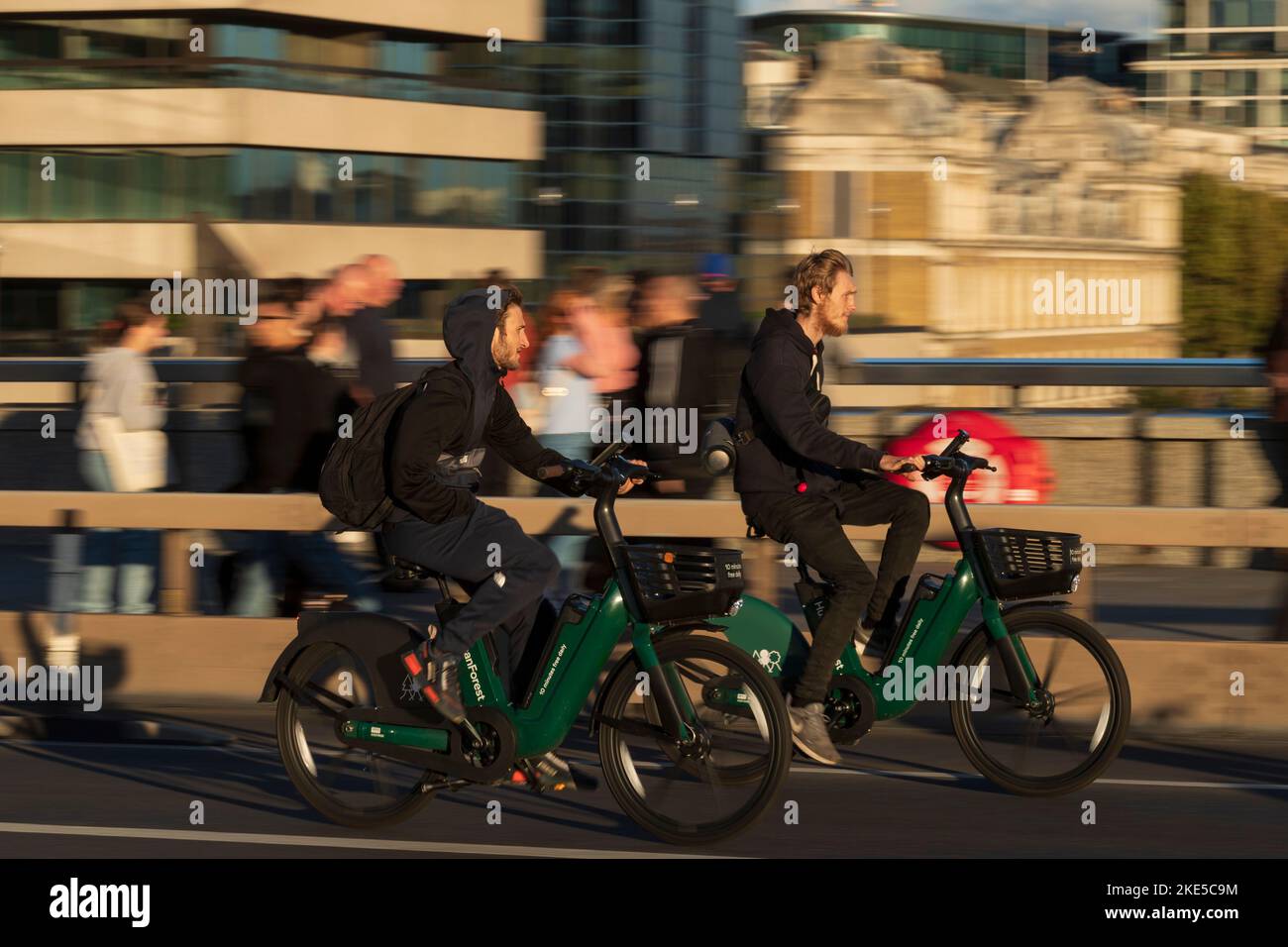 Un uomo che si trova a Londra durante l'ora di punta e che effettua un viaggio in bicicletta a noleggio per HumanForest. London Bridge, Londra, Regno Unito. 28 Ott 2022 Foto Stock