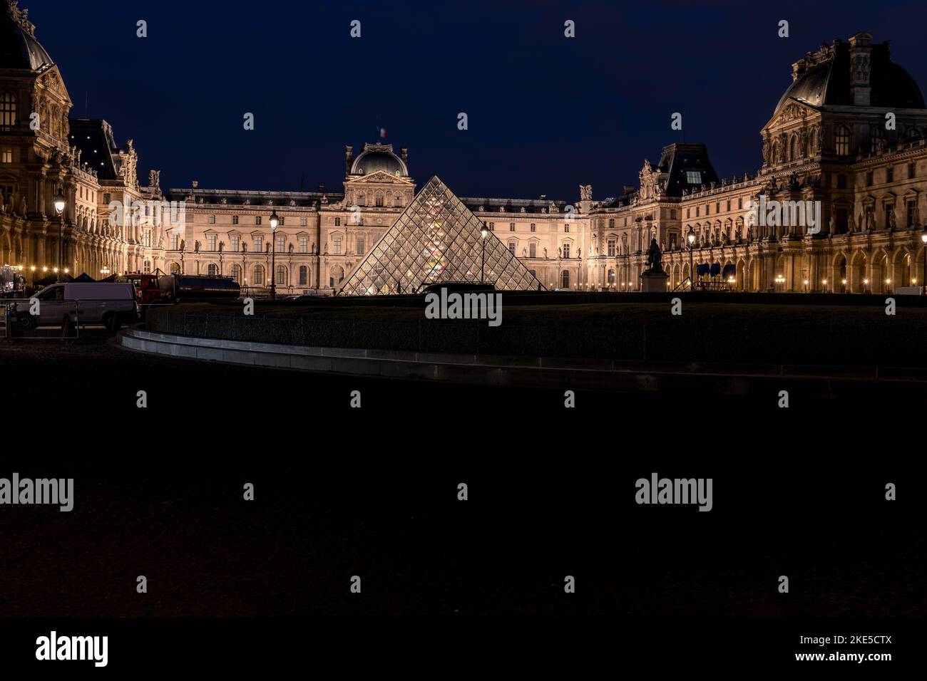 Il Louvre illuminato di notte da Place Du Carrousel, Parigi, Francia Foto Stock