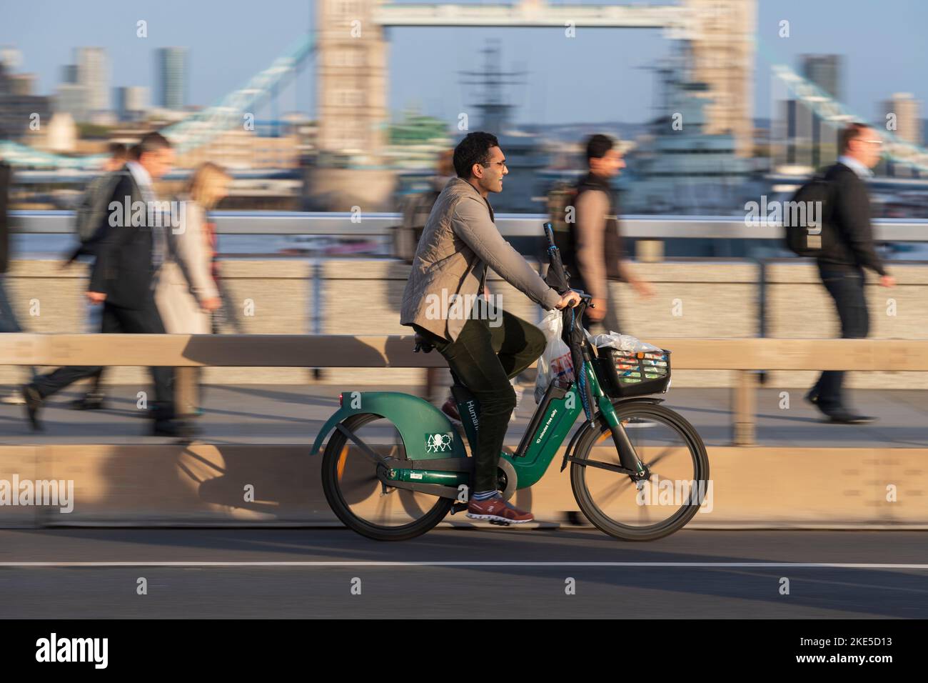 Un uomo che si trova a Londra durante l'ora di punta e che effettua un viaggio in bicicletta a noleggio per HumanForest. London Bridge, Londra, Regno Unito. 17 Ott 2022 Foto Stock