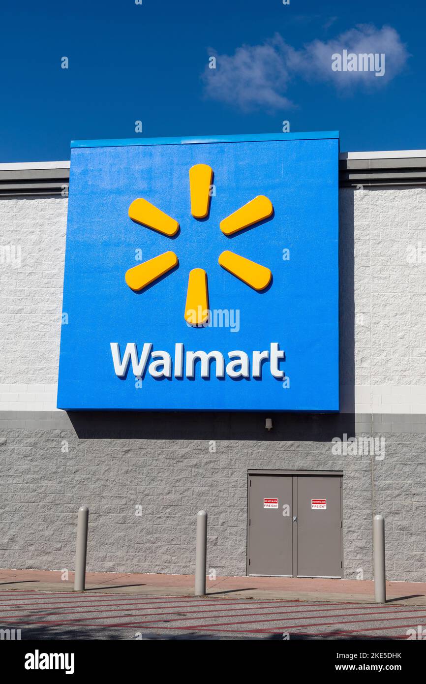 Logo aziendale del Walmart Superstore Gulf Shores Alabama sull'esterno del negozio Foto Stock