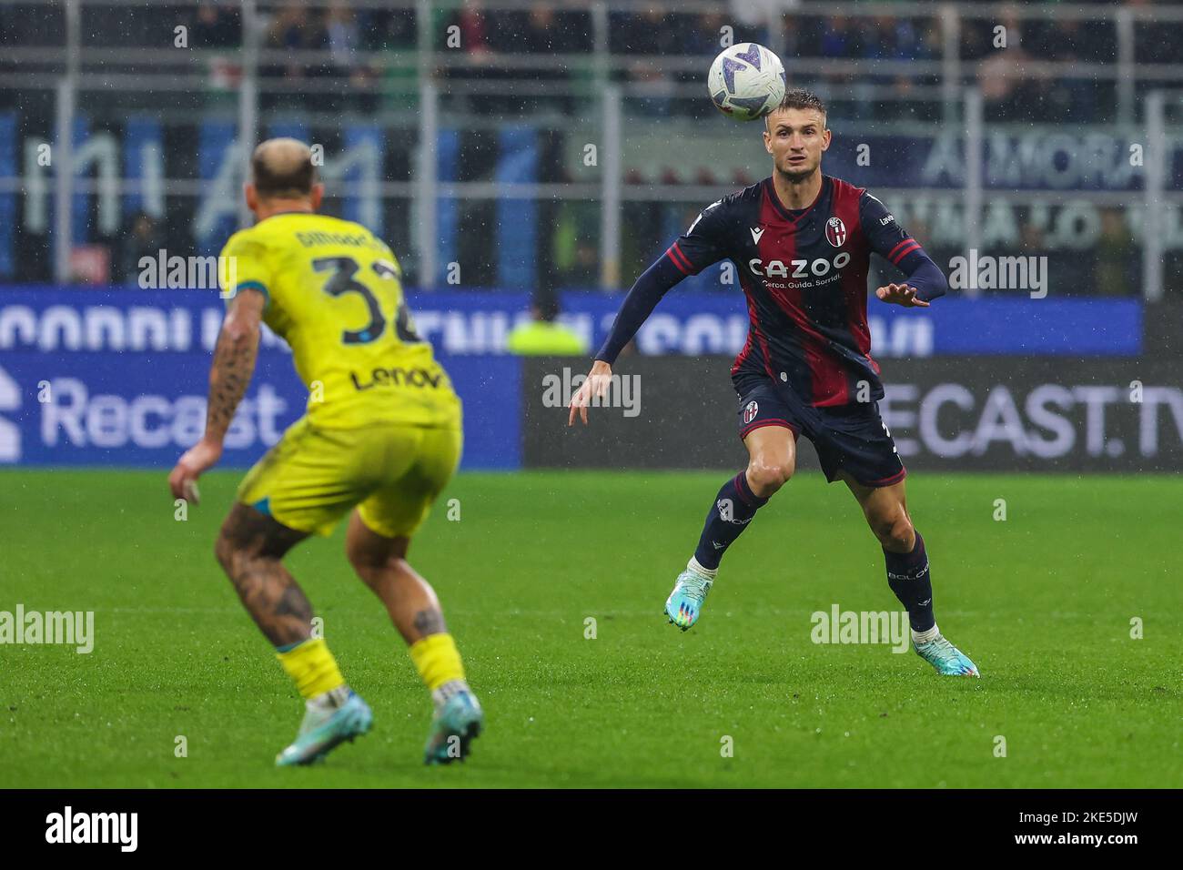 Stefan Posch del Bologna FC in azione durante la Serie A 2022/23 Football Match tra FC Internazionale e Bologna FC allo Stadio Giuseppe Meazza di Milano. Punteggio finale: Inter 6 - 1 Bologna (Foto di Fabrizio Carabelli / SOPA Images/Sipa USA) Foto Stock